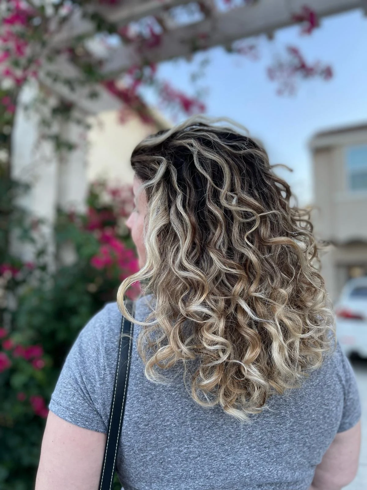 Mechas iluminadas em cabelo cacheado