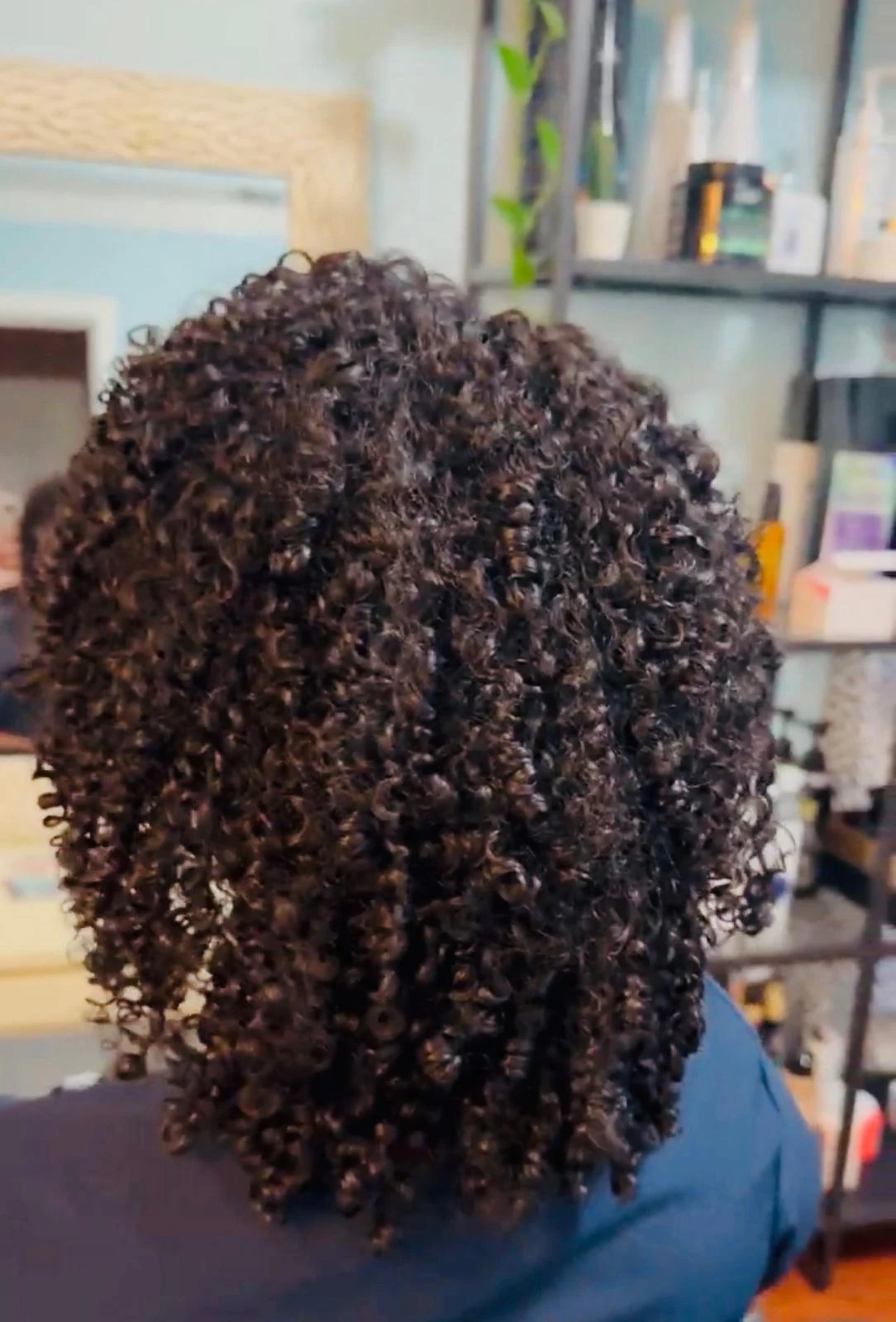 Cabelo cacheado com movimento, resultado da Cachos Reais